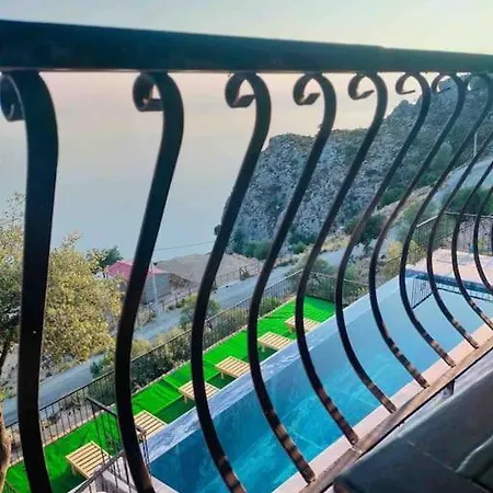 Mavi Ve Yesilin Sonsuz Tonu Hotel *